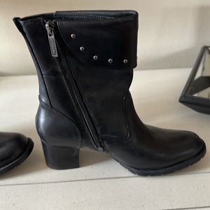Ladies zippered boots